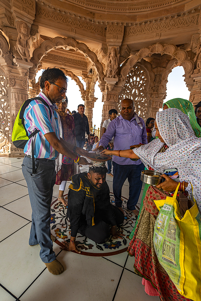 Pilgrim with burning coal, Kalika Shakti Peeth Pavagadh Temple, Champaner-Pavagadh Archaeological Park, UNESCO World Heritage Site, Gujarat, India, Asia