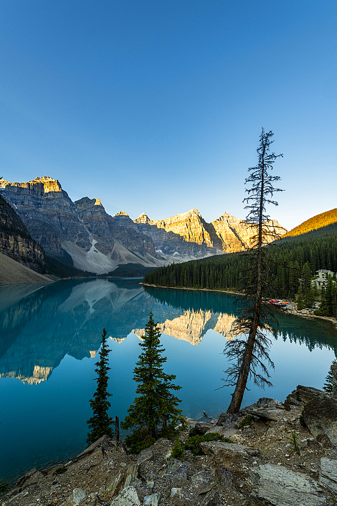 Sunrise at Lake Moraine, Banff National Park, UNESCO World Heritage Site, Alberta, Rocky Mountains, Canada, North America