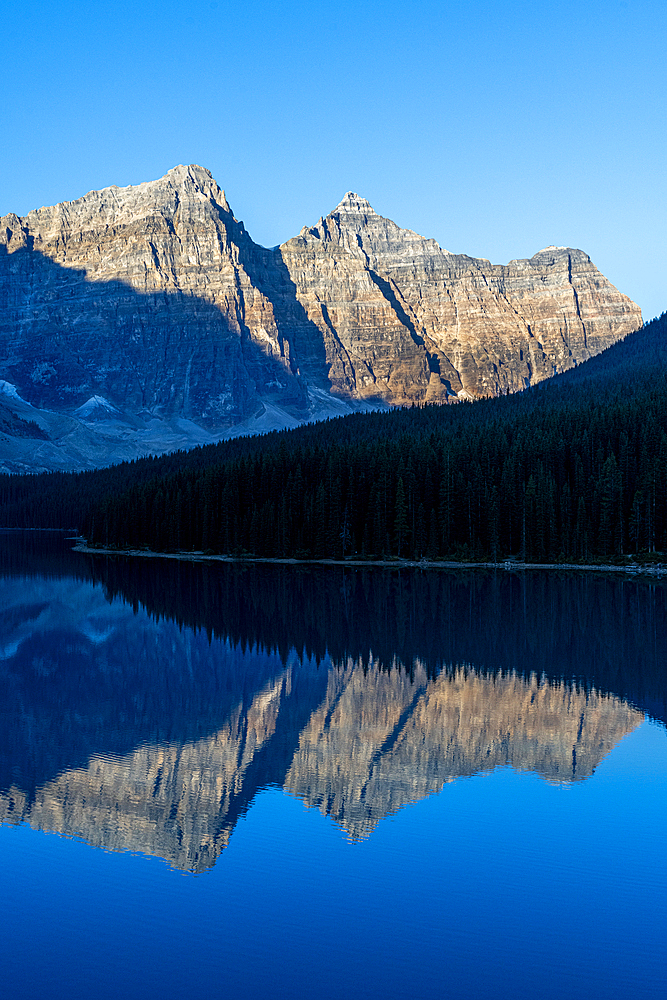 Sunrise at Lake Moraine, Banff National Park, UNESCO World Heritage Site, Alberta, Rocky Mountains, Canada, North America