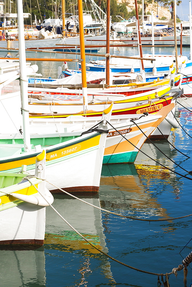 Boats in Cassis harbour, Bouches du Rhone, Provence, Provence-Alpes-Cote d'Azur, French Riviera, France, Mediterranean, Europe