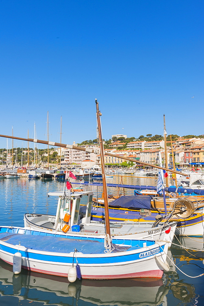 Boats in Cassis harbour, Bouches du Rhone, Provence, Provence-Alpes-Cote d'Azur, French Riviera, France, Mediterranean, Europe