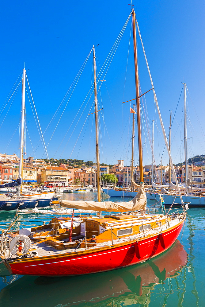 Boats in Cassis harbour, Bouches du Rhone, Provence, Provence-Alpes-Cote d'Azur, French Riviera, France, Mediterranean, Europe