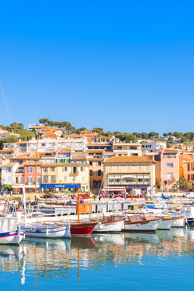 Boats in Cassis harbour, Bouches du Rhone, Provence, Provence-Alpes-Cote d'Azur, French Riviera, France, Mediterranean, Europe