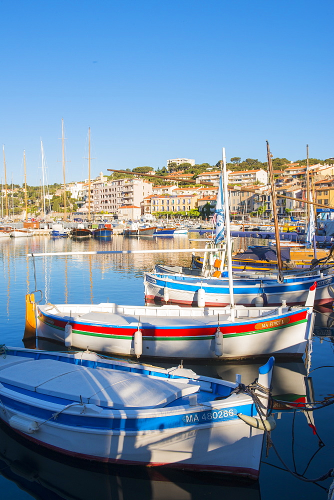 Boats in Cassis harbour, Bouches du Rhone, Provence, Provence-Alpes-Cote d'Azur, French Riviera, France, Mediterranean, Europe