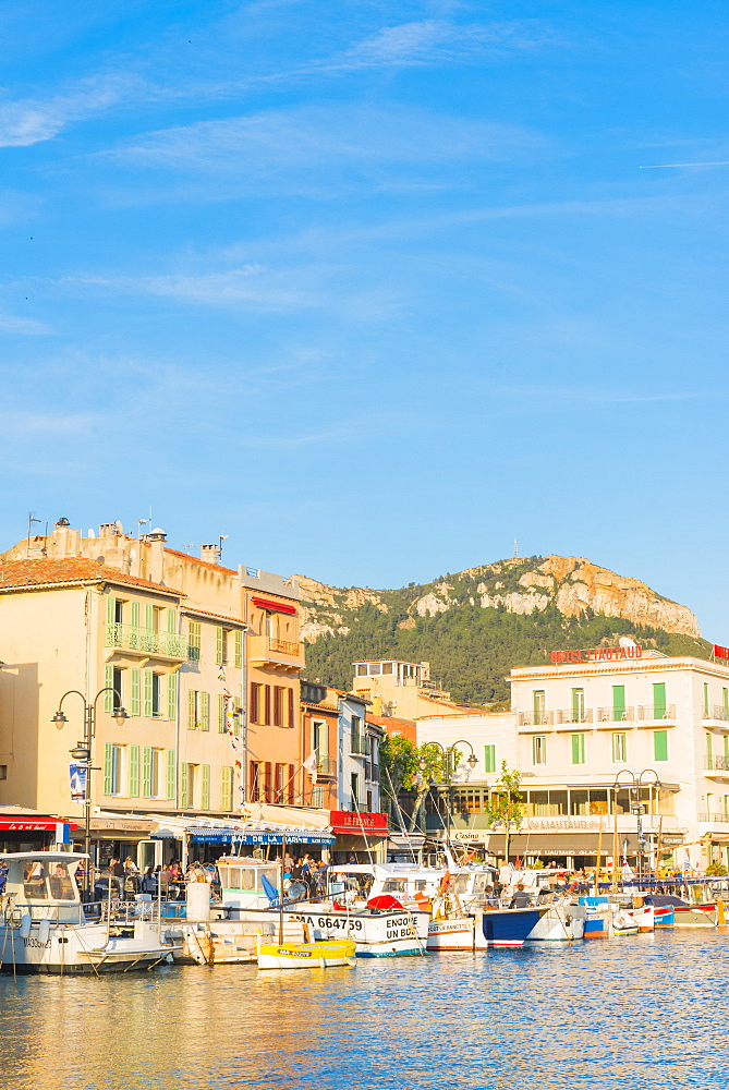 Boats in Cassis harbour, Bouches du Rhone, Provence, Provence-Alpes-Cote d'Azur, French Riviera, France, Mediterranean, Europe