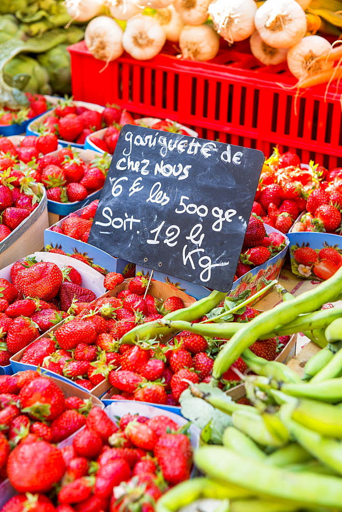 Fresh fruit, Aix en Provence, Bouches du Rhone, Provence, Provence-Alpes-Cote d'Azur, France, Europe