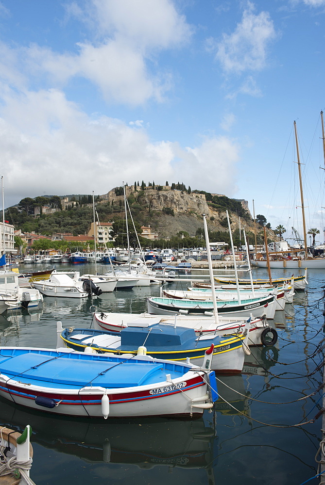 Boats in Cassis harbour, Bouches du Rhone, Provence, Provence-Alpes-Cote d'Azur, France, Europe