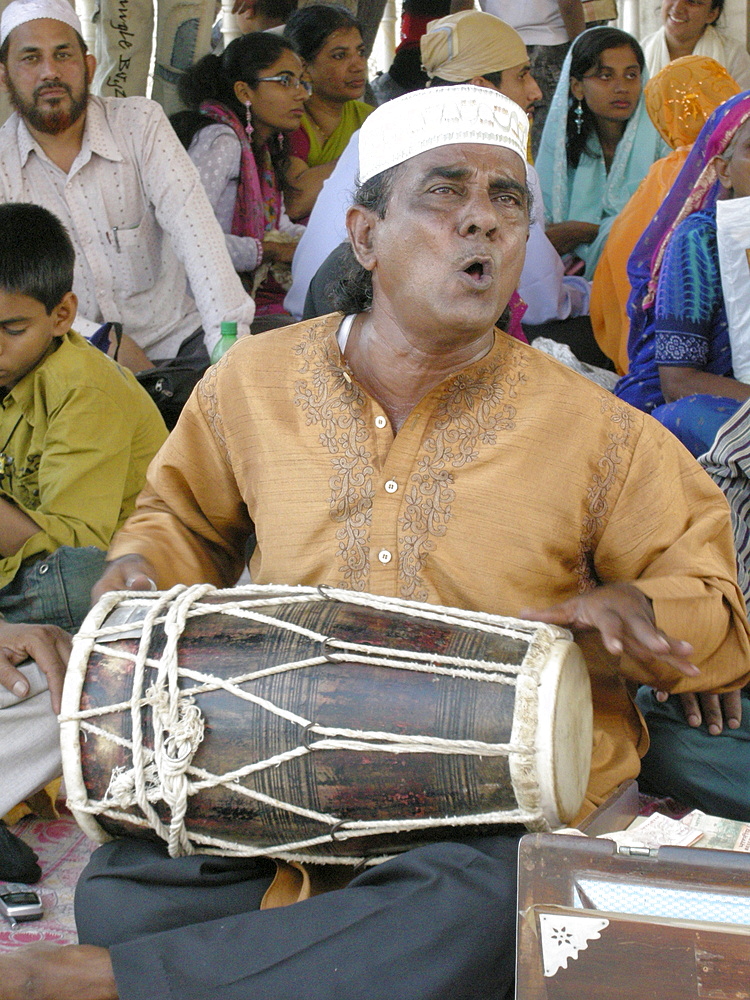 India. Musicians singing devotional songs in the haji ali mosque, mumbai.