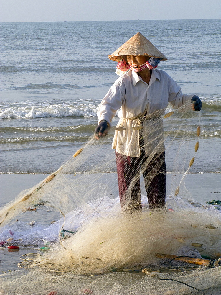 Vietnam, fishing co-operative working near mui ne