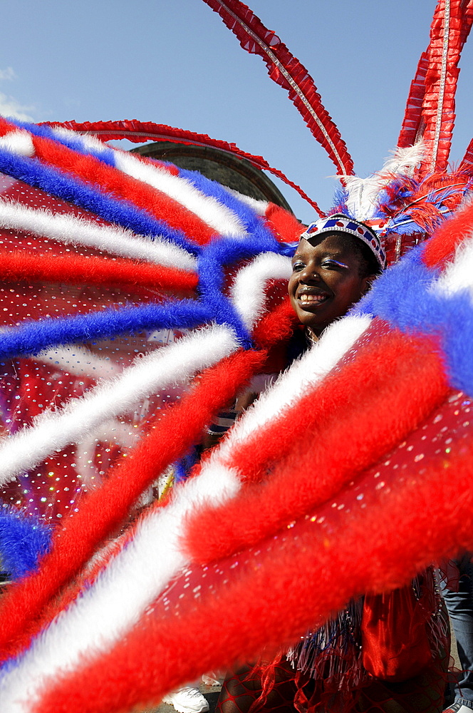 UK. REVELLERS AND DANCERS PARADING AT NOTTING HILL CARNIVAL THE BIGGEST ONE IN EUROPE. LONDON, ENGLAND