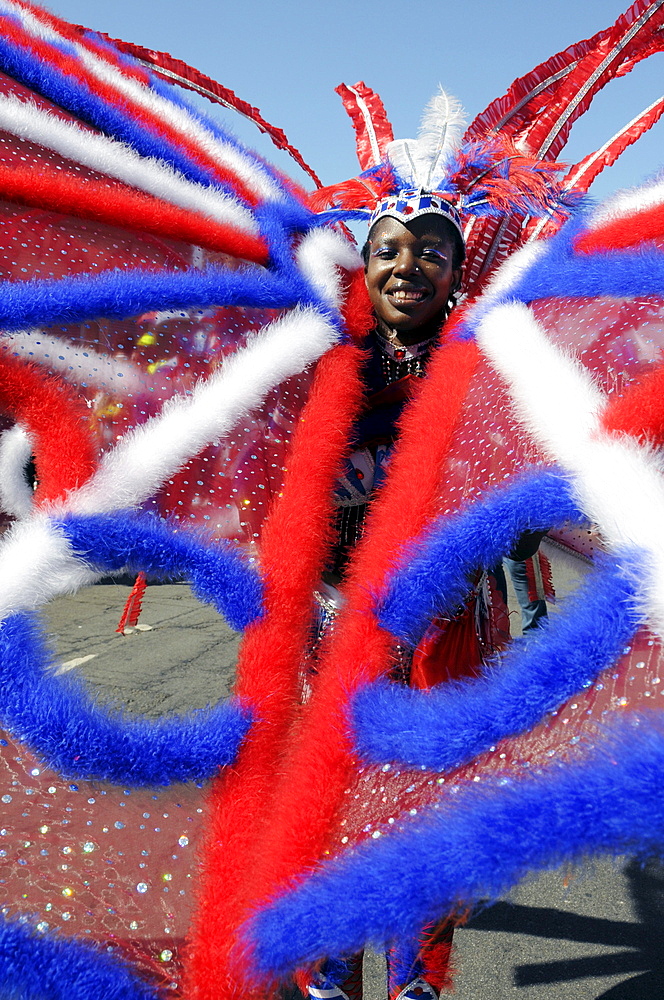 UK. REVELLERS AND DANCERS PARADING AT NOTTING HILL CARNIVAL THE BIGGEST ONE IN EUROPE. LONDON, ENGLAND