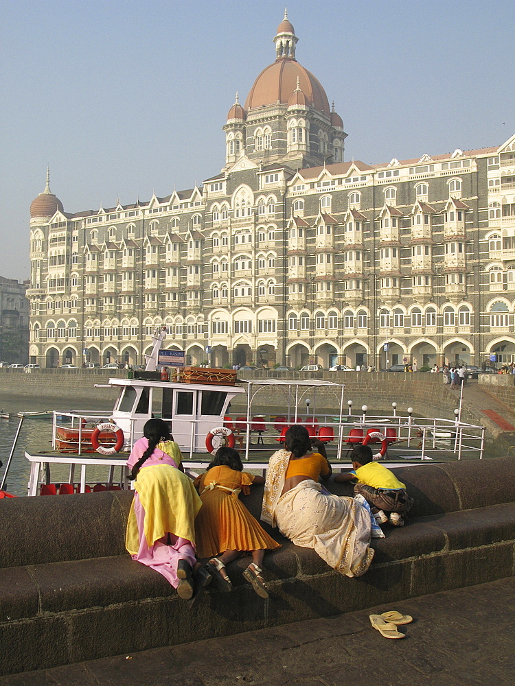 India. Indian family with luxury hotel in background, mumbai. Photo julio etchart