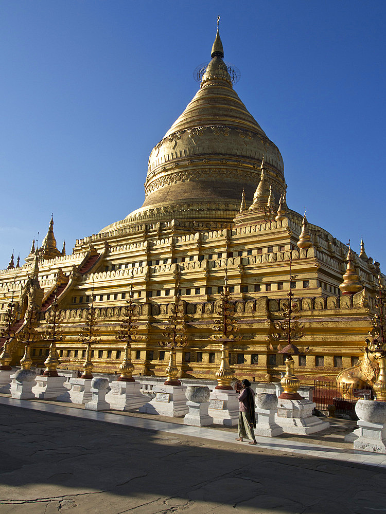 The Shwe Zigon, a Buddhist temple, Nyaung-U, near Bagan (Pagan), Myanmar (Burma), Asia