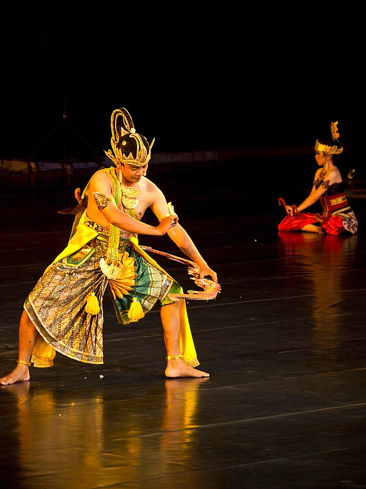 Performance of the classic Ramayana legend at the Prambanan Temple in Yogyakarta, Java, Indonesia, Southeast Asia, Asia