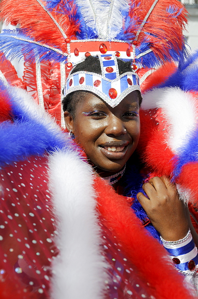 UK. REVELLERS AND DANCERS PARADING AT NOTTING HILL CARNIVAL THE BIGGEST ONE IN EUROPE. LONDON, ENGLAND