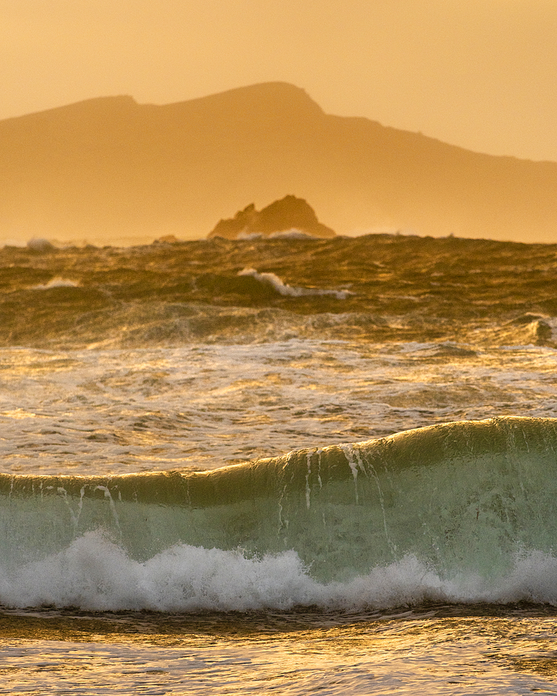 Large waves, Clogher Strand, Dingle Peninsula, County Kerry, Munster, Republic of Ireland, Europe