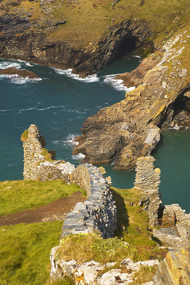 The Medieval ruins of Tintagel Castle, allegedly the birthplace of King Arthur, on Atlantic coast cliffs at Tintagel, Cornwall, Cornwall, England, United Kingdom, Europe