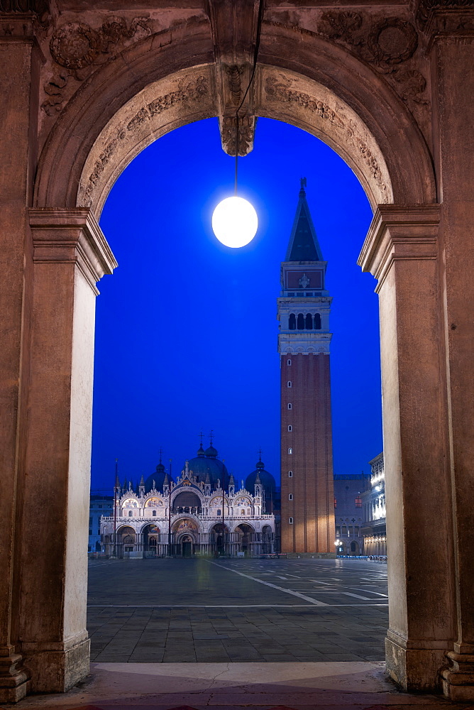 Campanile tower, Piazza San Marco (St. Marks Square) and Basilica di San Marco, at night, Venice, UNESCO World Heritage Site, Veneto, Italy, Europe