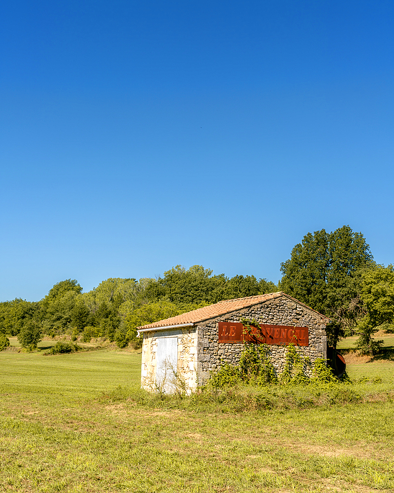 Old barn in the French countryside of Provence, Provence, France, Europe