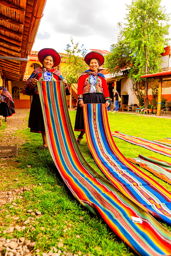 Kantu weavers in Chincheros, Peru, South America