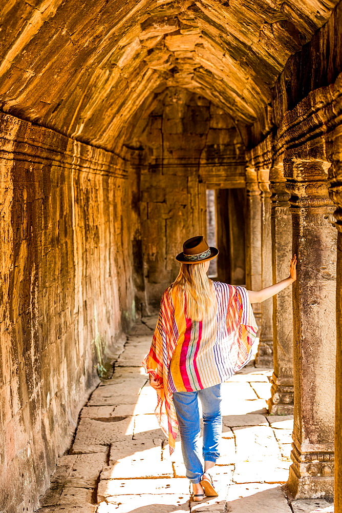 Woman tourist at Angkor Wat, Angkor, UNESCO World Heritage Site, Siem Reap, Cambodia, Indochina, Southeast Asia, Asia