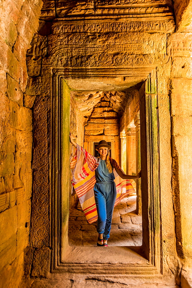 Woman tourist at Angkor Wat, Angkor, UNESCO World Heritage Site, Siem Reap, Cambodia, Indochina, Southeast Asia, Asia