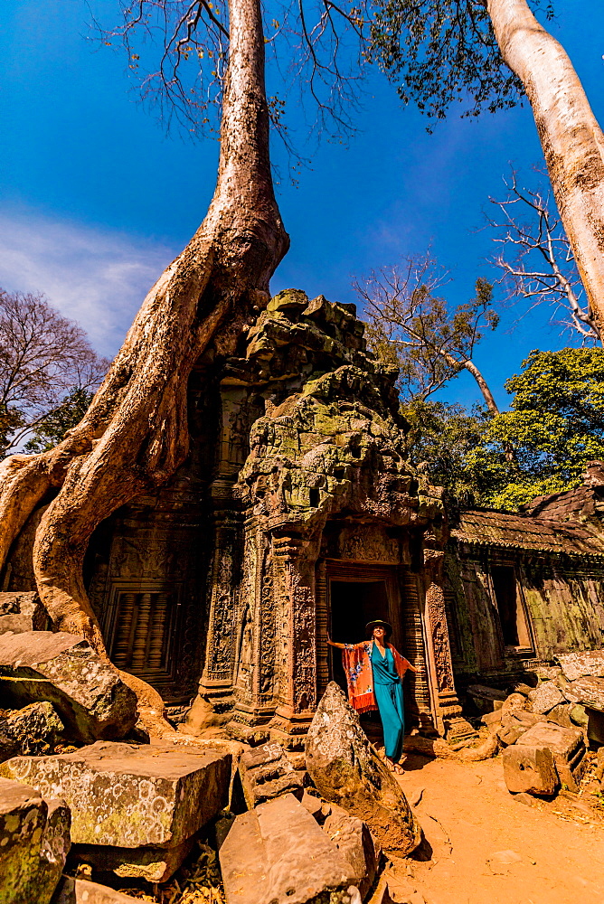 American woman tourist at Angkor Wat temples, Angkor, UNESCO World Heritage Site, Siem Reap, Cambodia, Indochina, Southeast Asia, Asia