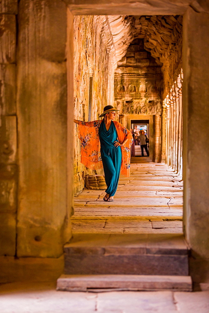 American woman tourist at Angkor Wat temples, Angkor, UNESCO World Heritage Site, Siem Reap, Cambodia, Indochina, Southeast Asia, Asia