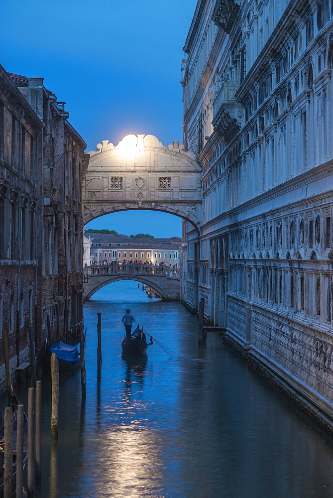 Gondolas pass under the Bridge of Sighs beside the Doges Palace in Venice at twilight, Venice, UNESCO World Heritage Site, Veneto, Italy, Europe