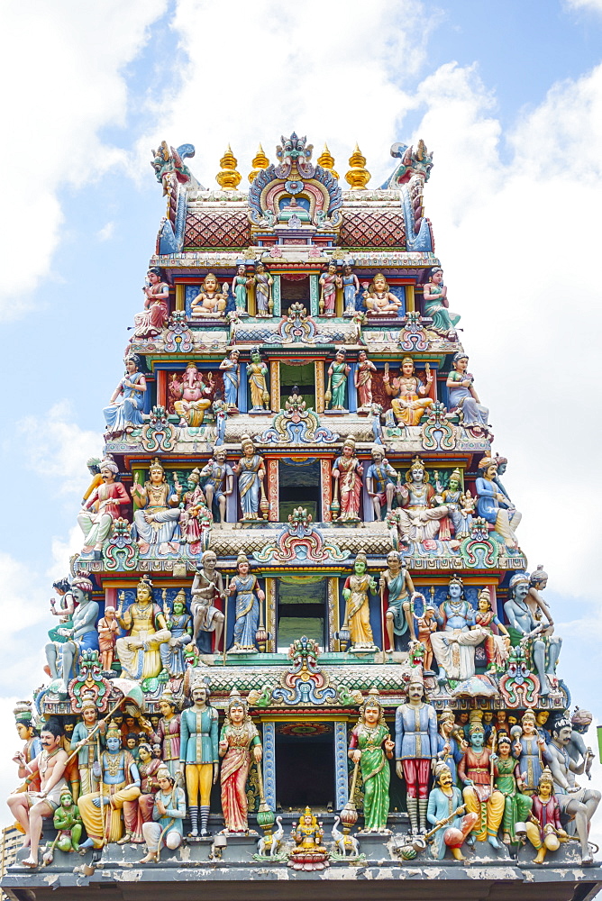 Sri Mariamman Temple in Chinatown, the oldest Hindu temple in Singapore with its colourfully decorated gopuram (tower), Singapore, Southeast Asia, Asia