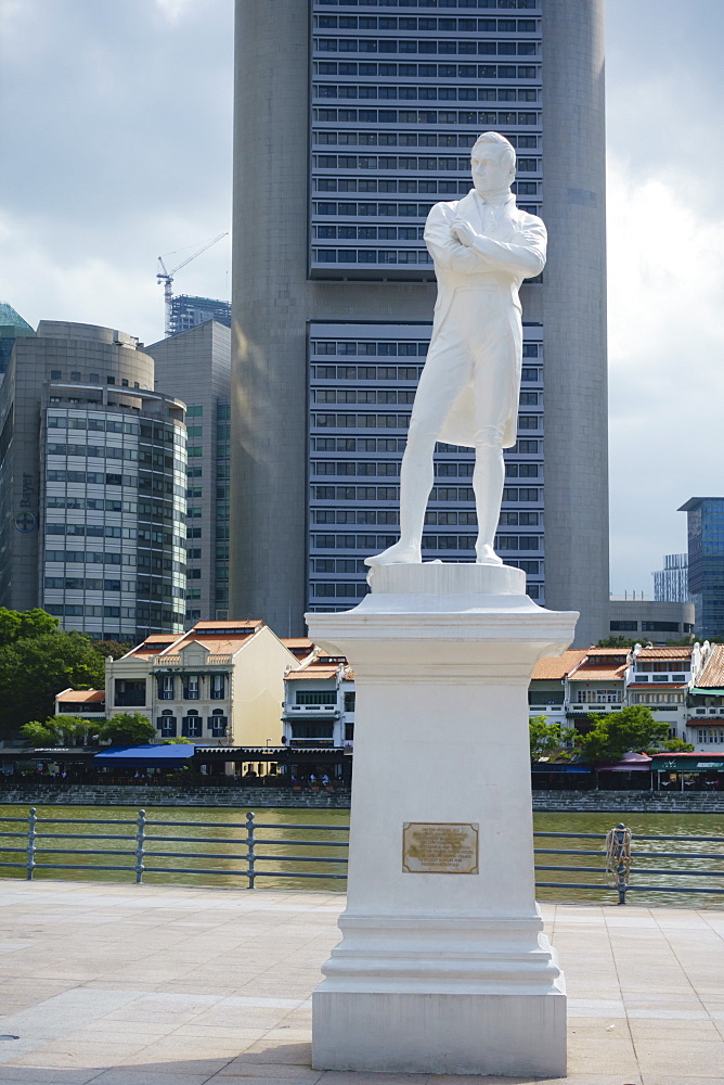 Statue of Sir Stamford Raffles by Boat Quay, Singapore, Southeast Asia, Asia