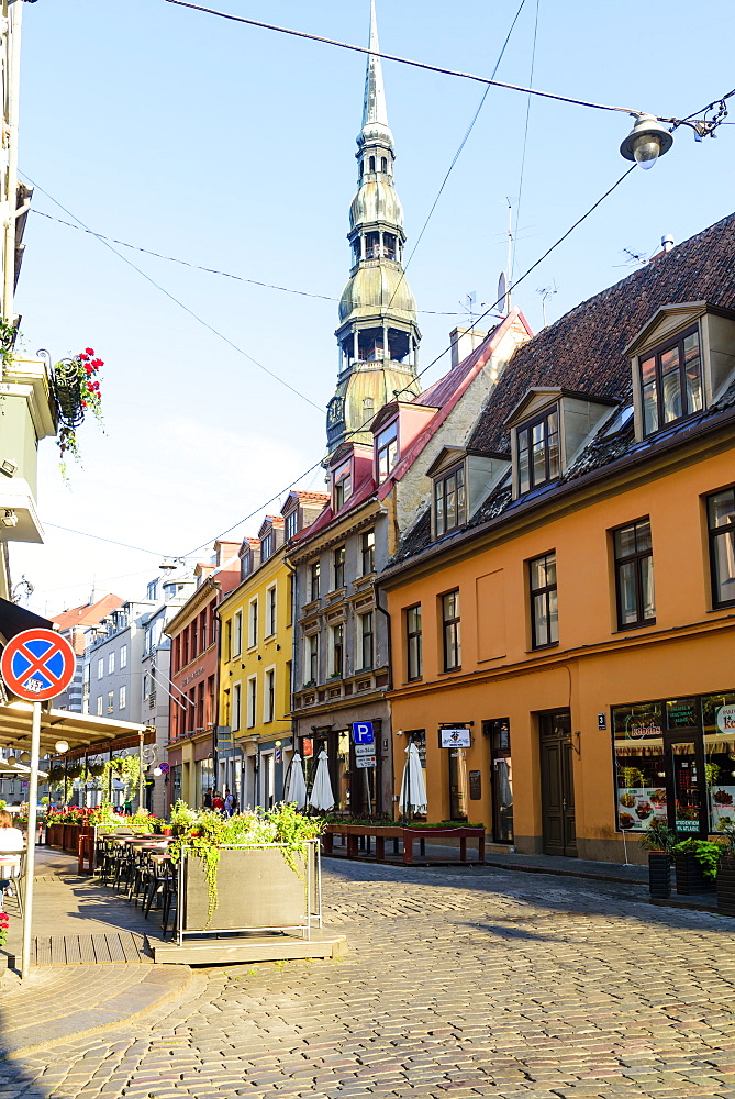 Grecinieku Street with St. Peter's Church in background, Old Town, UNESCO World Heritage Site, Riga, Latvia, Europe