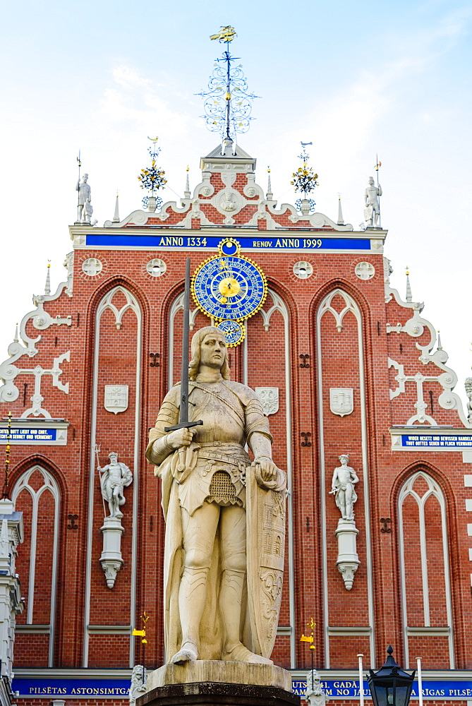 Statue of the Knight Roland, House of the Blackheads, Town Hall Square, UNESCO World Heritage Site, Riga, Latvia, Europe