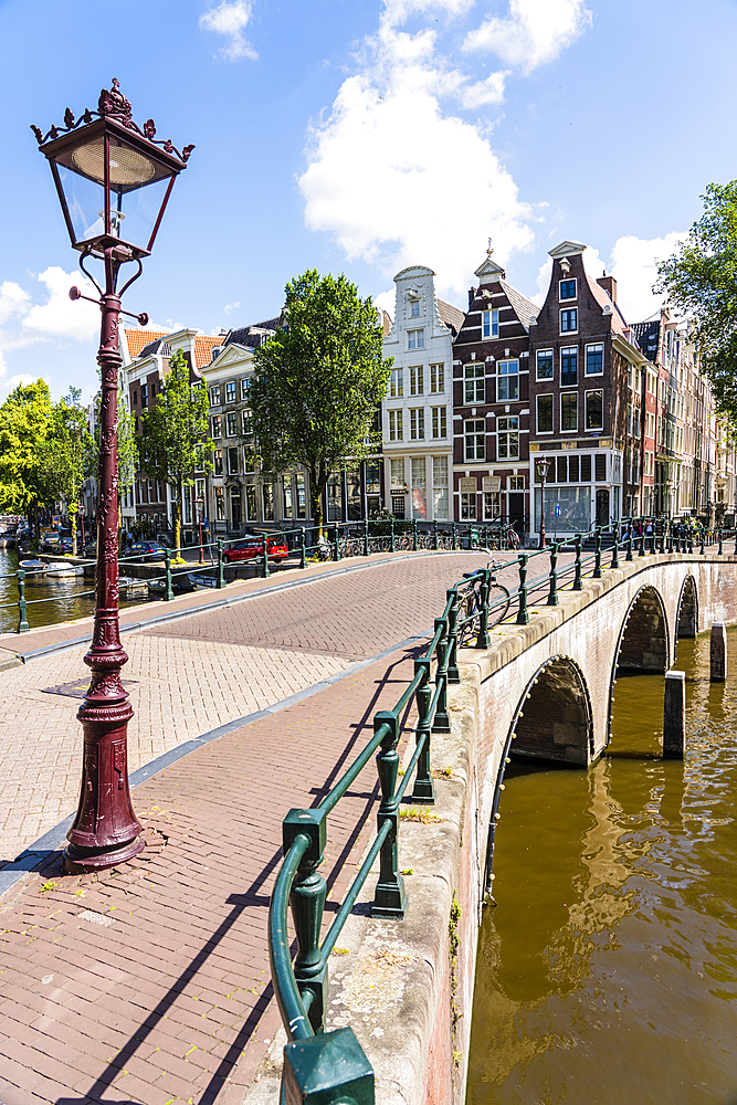 Old gabled buildings and bridge over Keisersgracht Canal, Amsterdam, North Holland, The Netherlands, Europe