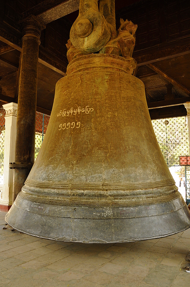 Mingun Bell, one of the heaviest functioning bells in the world, near Mandalay, Sagaing District, Myanmar, Asia