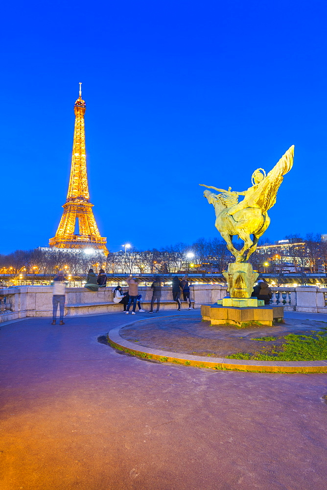 Eiffel Tower, Pont de Bir-Hakeim, the statue La France renaissante, Paris, France, Europe