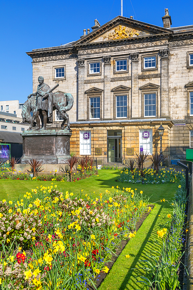 Royal Bank of Scotland building, Dundas House, Sir John Hope Fourth Earl of Hopetoun Statue, St Andrews Square, Edinburgh, Scotland, United Kingdom, Europe