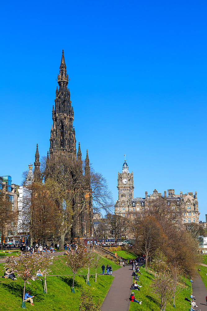 Sir Walter Scott Monument, The Balmoral Hotel, Princes Street Gardens, Edinburgh, Scotland, United Kingdom, Europe
