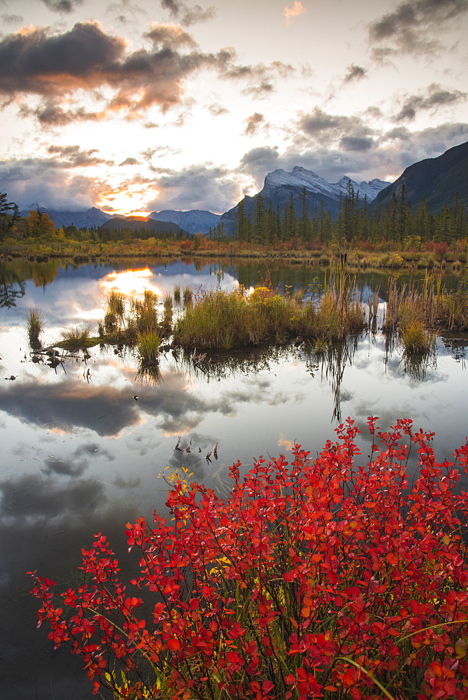 Sunrise at Vermillion Lakes with Mount Rundle in autumn, Banff National Park, UNESCO World Heritage Site, Alberta, Rocky Mountains, Canada, North America