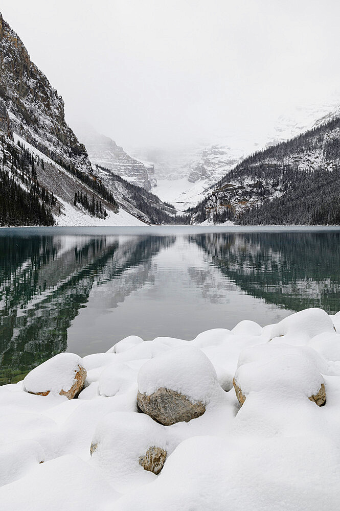 Winter at Lake Louise with snow-covered mountains, Banff National Park, UNESCO World Heritage Site, Alberta, Canadian Rockies, Canada, North America