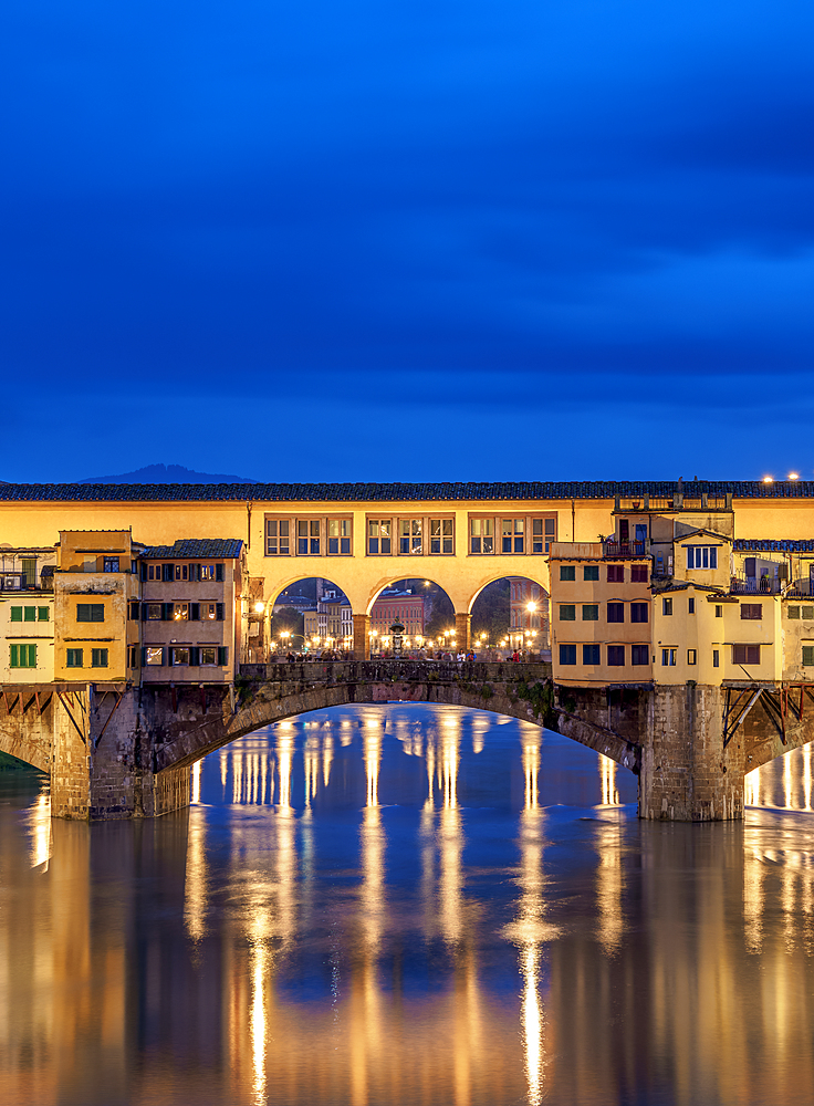 Ponte Vecchio and Arno River at dusk, Florence, UNESCO World Heritage Site, Tuscany, Italy, Europe