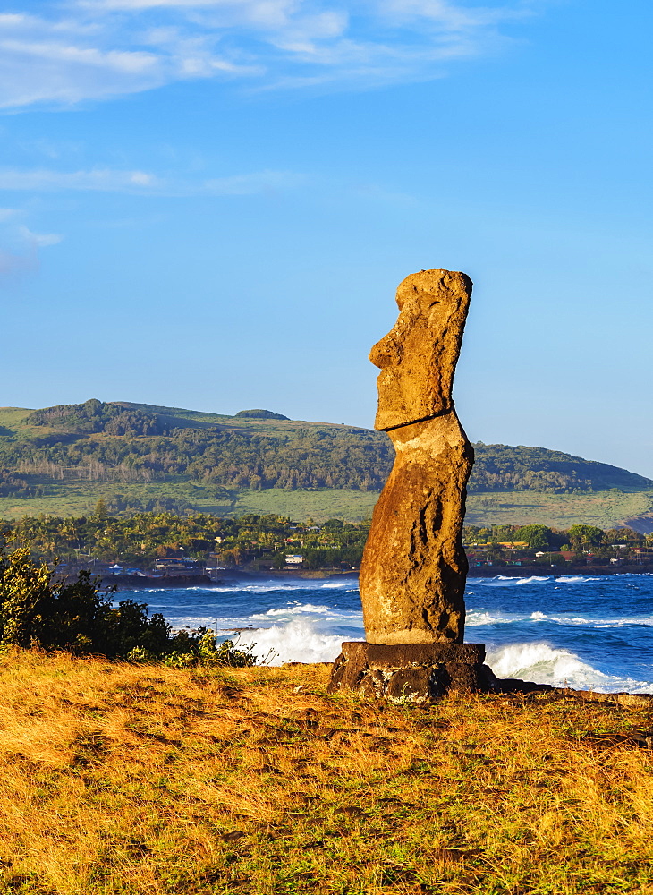 Moai in Ahu Hanga Kioe at sunrise, Rapa Nui National Park, UNESCO World Heritage Site, Easter Island, Chile, South America