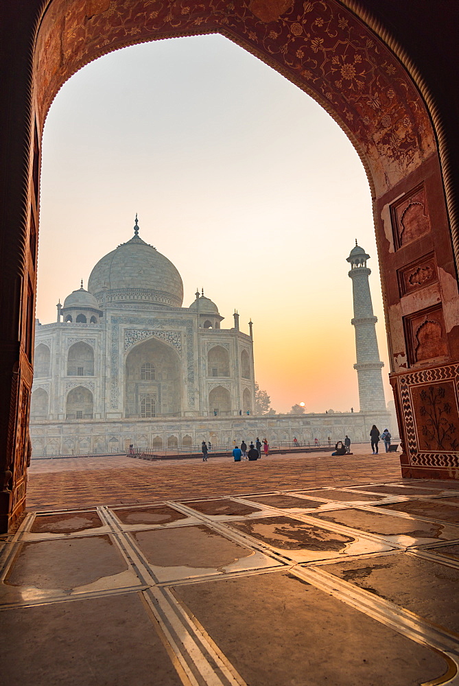 Sun rises behind the Taj Mahal, UNESCO World Heritage Site, Agra, Uttar Pradesh, India, Asia