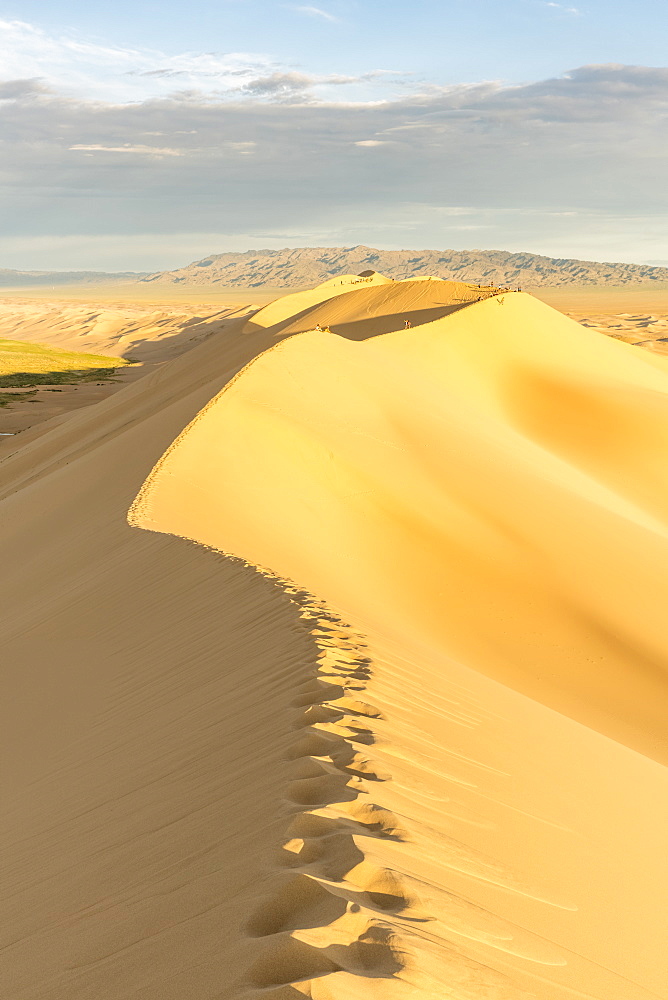 People walking on Khongor sand dunes in Gobi Gurvan Saikhan National Park, Sevrei district, South Gobi province, Mongolia, Central Asia, Asia