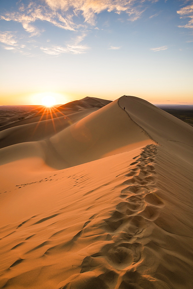 Sunset on Khongor sand dunes in Gobi Gurvan Saikhan National Park, Sevrei district, South Gobi province, Mongolia, Central Asia, Asia