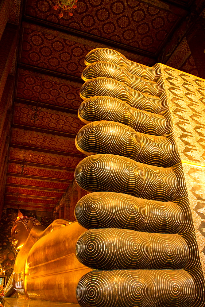 Reclining Buddha of Wat Pho (Wat Po), Bangkok, Thailand, Southeast Asia, Asia