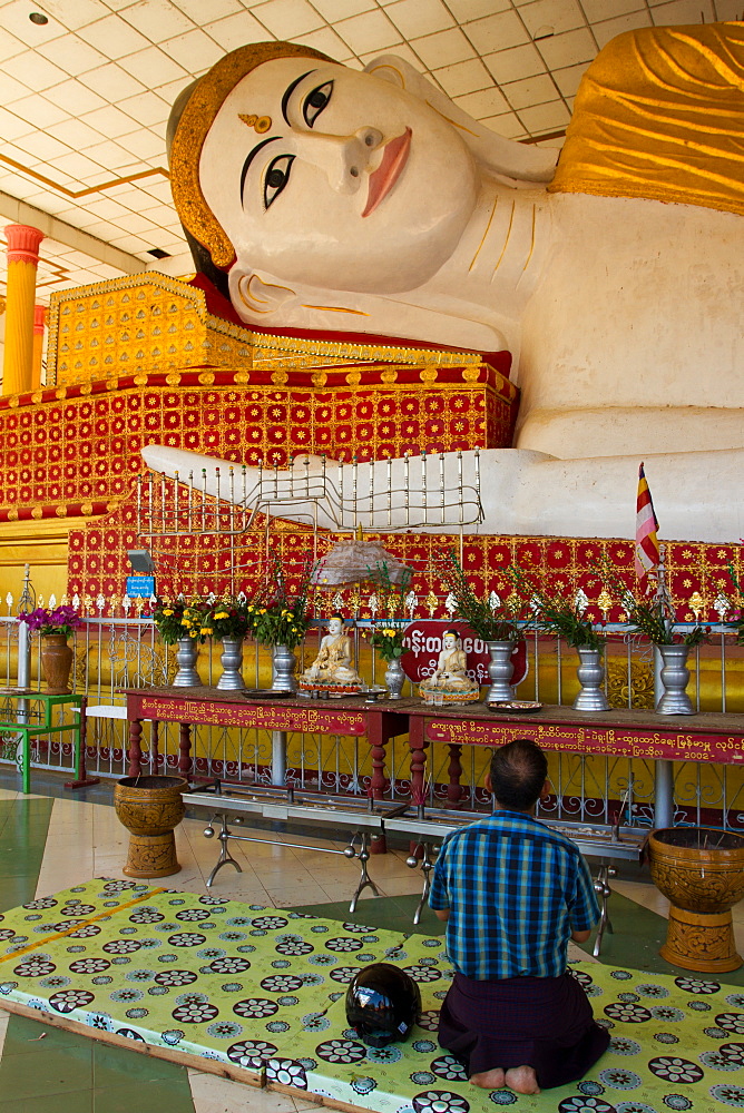 Buddhist prayers, Bagan (Pagan), Myanmar (Burma), Asia