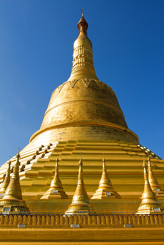 Golden stupa of the Shwemawdaw Pagoda complex, Bagan (Pagan), Myanmar (Burma), Asia