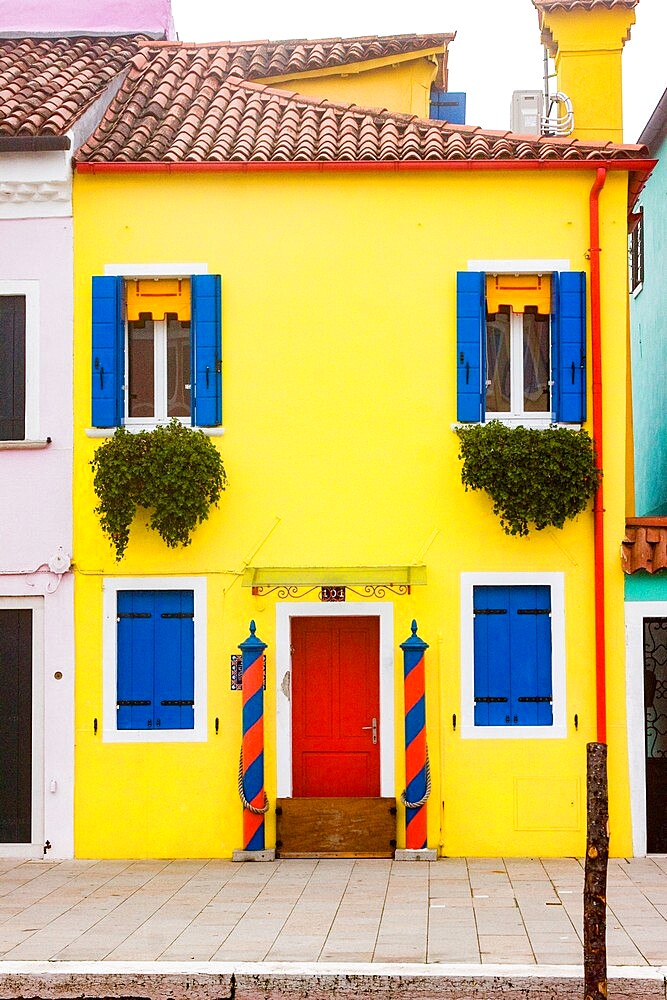 Brightly colored fishermen's houses in Burano, Metropolitan City of Venice, UNESCO World Heritage Site, Veneto, Italy, Europe