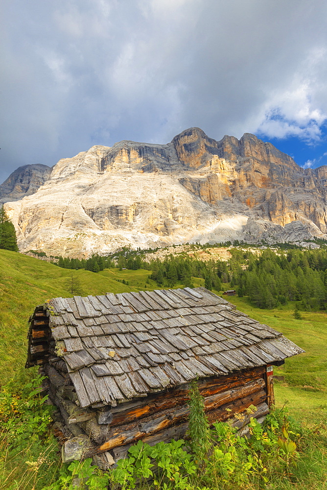 Traditional hut, La Valle (La Val) (Wengen), Badia Valley, South Tyrol, Dolomites, Italy, Europe